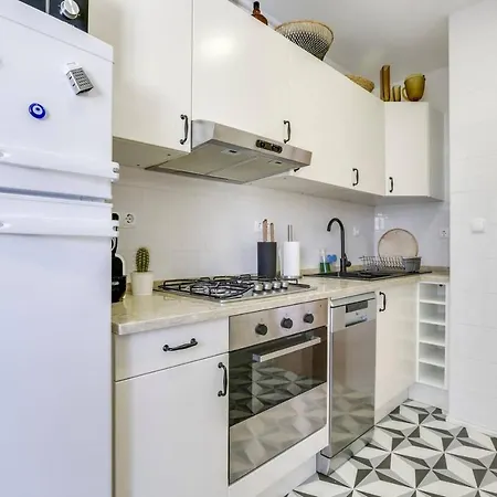 Apartment Modern And Stylish 2 Bedroom *